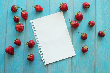 Kağıt levha ile Çilek.