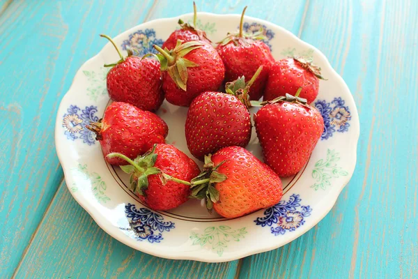 Strawberries in white plate — Stock Photo, Image