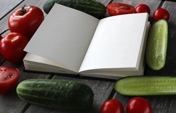 Uwaga: książki i kompozycji warzyw na szare biurko z drewna. — Zdjęcie stockowe
