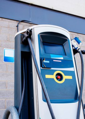 Şehirde elektrikli araçlar için park yeri