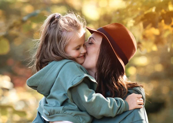 Matka Dcera Objímají Společně Podzimním Parku — Stock fotografie