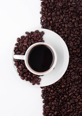 Beyaz arkaplanlı bir fincan kahve.
