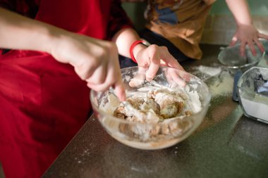 Anne ve oğul zencefilli kurabiye pişiriyorlar.