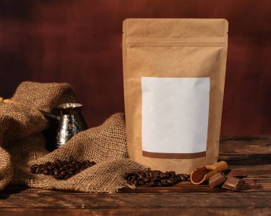 Bir kalp, kek ve kahve ile durgun bir hayat