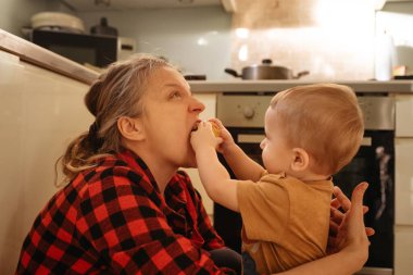 Anne ve oğlu mutfakta.