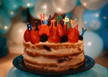 Mumlu ve mavi balonlu doğum günü pastası