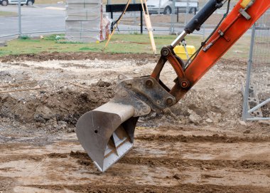 Yere yerleştirilmiş bir kazıcı kovasını güvenli bir şekilde kapatın.