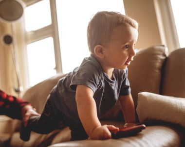 Anne ve oğlu mutfakta.