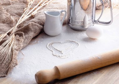 Yumurta, un, ahşap arka planda pişirmek için yağ.