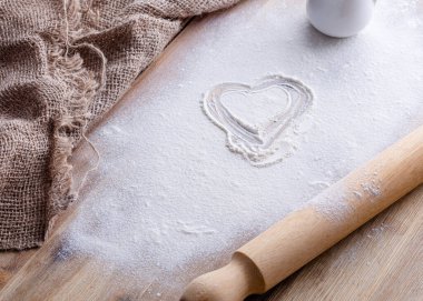 Yumurta, un, ahşap arka planda pişirmek için yağ.