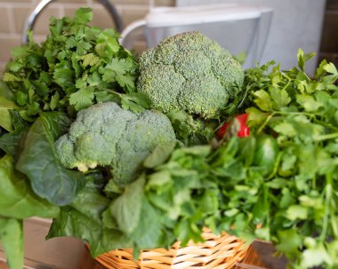 Mutfaktaki sepetteki taze sebzeler.