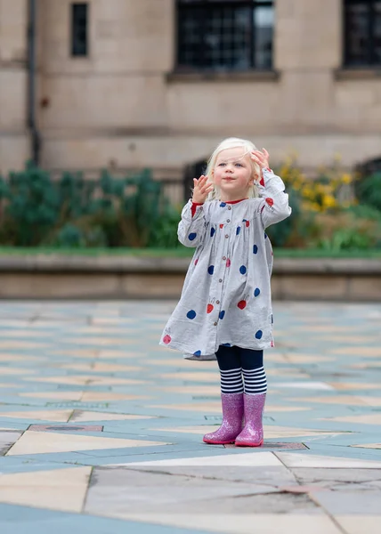 Ritratto Una Bambina Vestita Grigio Che Diverte Cammina Una Città — Foto Stock