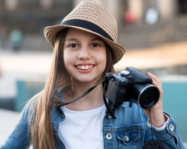 Ragazza Che Indossa Cappotto Denim Cappello Paglia Jeans Con Fotocamera — Foto Stock