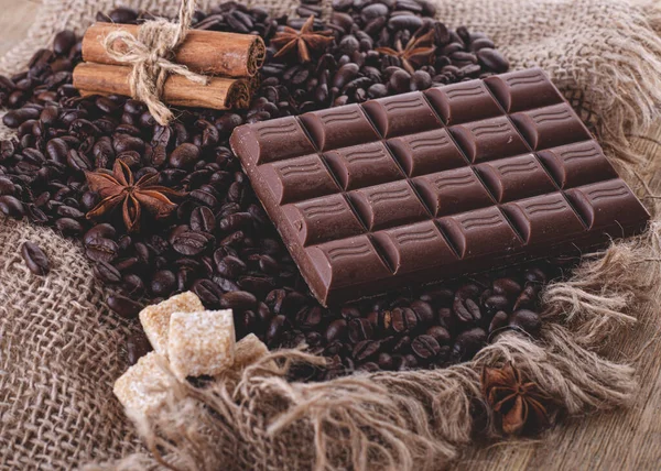 Schokolade Kaffeebohnen Anis Und Zimt Auf Holzgrund — Stockfoto