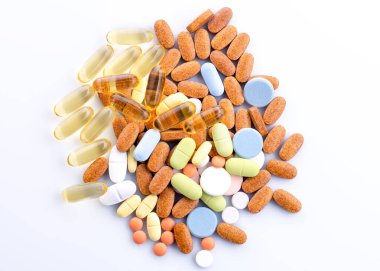 Beyaz arka planda farklı vitaminler ve haplar