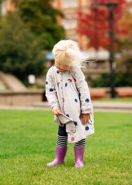 Ritratto Una Bambina Vestita Grigio Che Diverte Cammina Una Città — Foto Stock