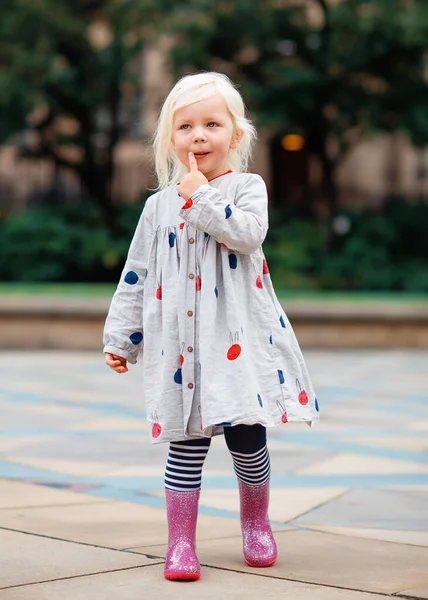 Ritratto Una Bambina Vestita Grigio Che Diverte Cammina Una Città — Foto Stock