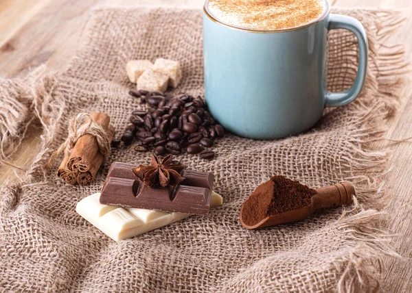 Tasse Kaffee Schokolade Bohnen Anis Und Zimt Auf Holzgrund — Stockfoto