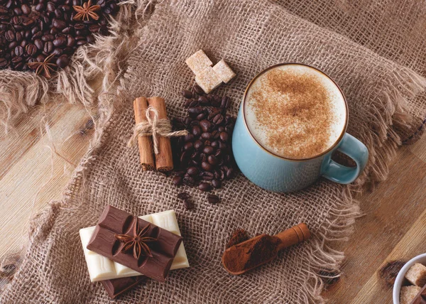 Tasse Kaffee Schokolade Bohnen Anis Und Zimt Auf Holzgrund — Stockfoto