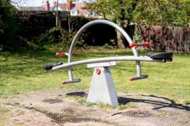 Güneşli bir günde parkta çocuk salıncağı