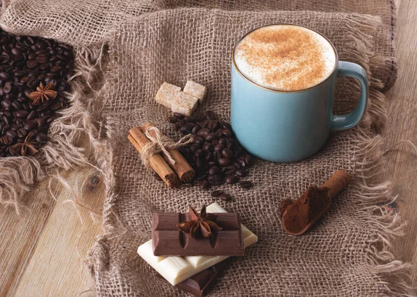 Tasse Kaffee Schokolade Bohnen Anis Und Zimt Auf Holzgrund — Stockfoto