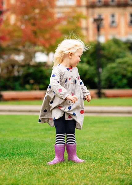 Little Girl Grey Dress Fooling Walking City — Foto Stock