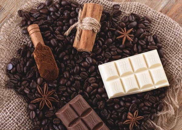 Schokolade Kaffeebohnen Anis Und Zimt Auf Holzgrund — Stockfoto