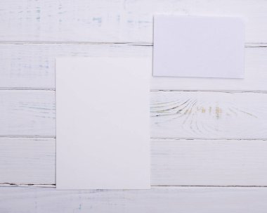 beyaz zarf ve kağıt beyaz ahşap zemin