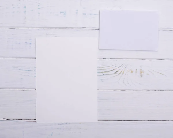 Λευκό Φάκελο Και Χαρτί Λευκό Ξύλινο Φόντο — Φωτογραφία Αρχείου