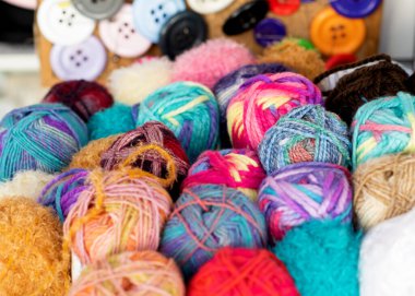 Çarşıda bir kutuda renkli iplikler.