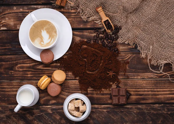 Tasse Kaffee Kaffee Makronen Milch Zucker Auf Dem Holzgrund — Stockfoto