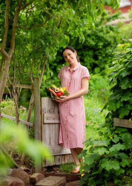 Elinde bir sepet sebze tutan kişi.