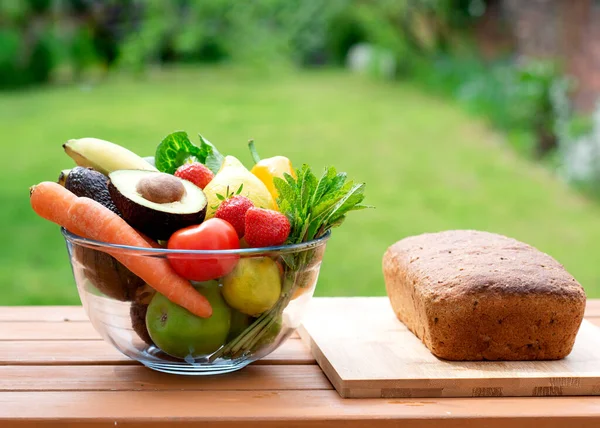 Frutas Verduras Frescas Pan Integral Recipiente Vidrio Jardín —  Fotos de Stock