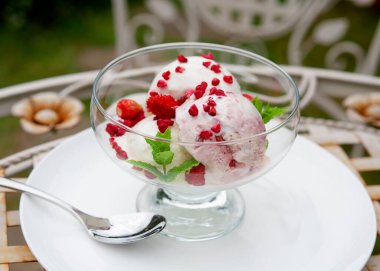 Bahçede ya da sokak kafesinde çilekli dondurma.