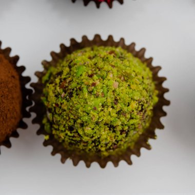 Beyaz arka planda renkli vejetaryen tatlı topları