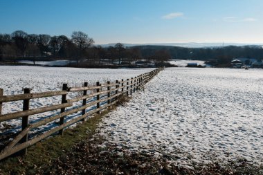 Kışın başında çitlerle çevrili manzara