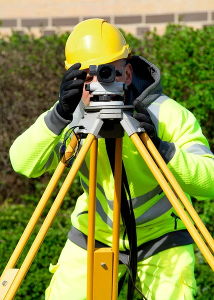 Vermessungsingenieur Überprüft Bei Straßenneubau Anhand Von Autolevel Die Höhe Neuer — Stockfoto