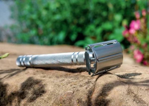 Sabahları deniz kenarında bir taşın üzerinde ustura.