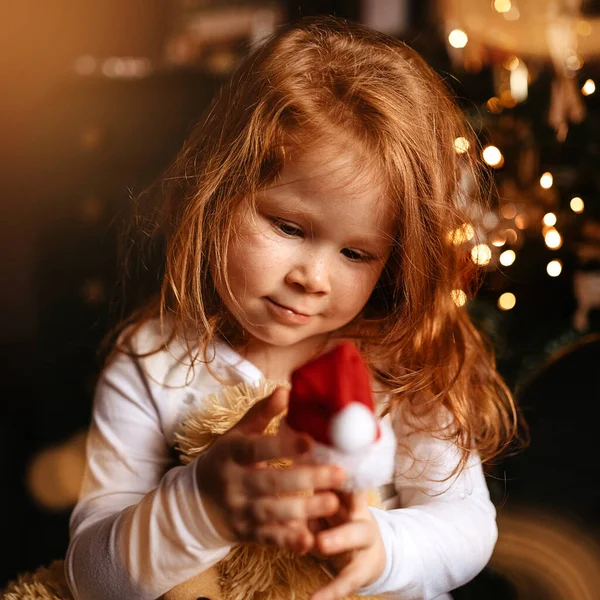 Little Girl Christmas Hat Hugging Toy Bear — Stock Photo, Image