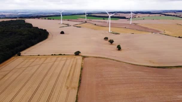 Elektrárenské Větrné Mlýny Zeleném Poli Proti Zamračené Modré Obloze Anglii — Stock video