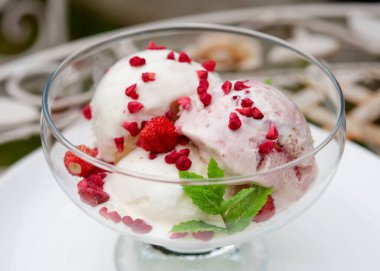 Bahçede ya da sokak kafesinde çilekli dondurma.