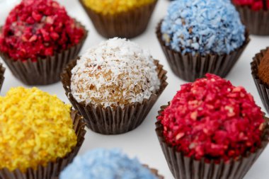 Beyaz arka planda renkli vejetaryen tatlı topları