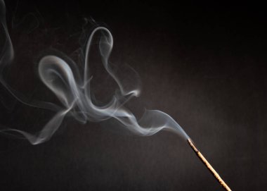 Tütsü sopa duman siyah arka plan ile