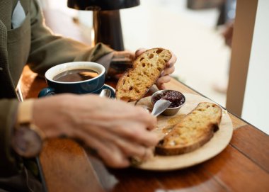 Kahvaltını kahveyle, tostunu reçelle kafeteryada yapar.