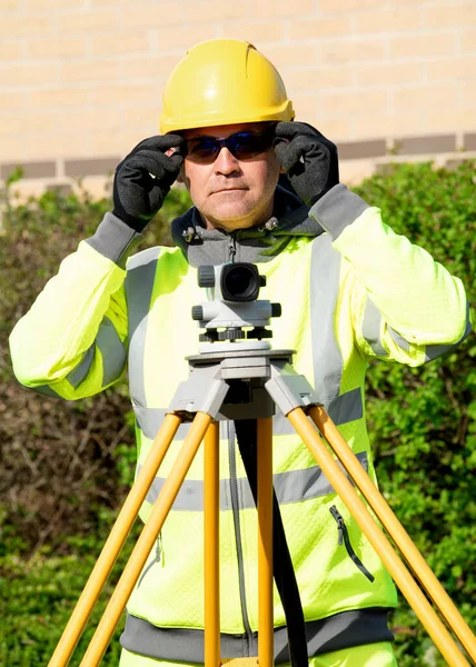 Landmeter Die Autoniveau Gebruikt Nieuwe Woningbouwprojecten Tijdens Nieuwbouw Controleren — Stockfoto