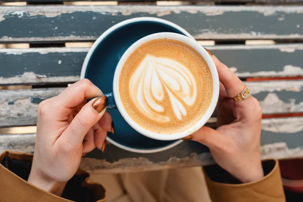 Mains Femme Tenant Une Tasse Café Dans Café Vue Dessus — Photo