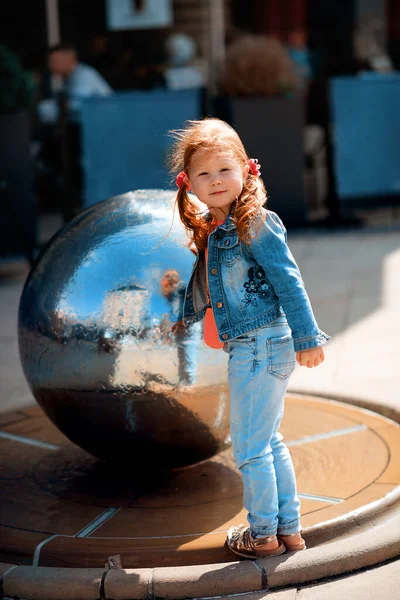 Маленькая Девочка Рыжими Волосами Джинсах Играет Центре Города — стоковое фото
