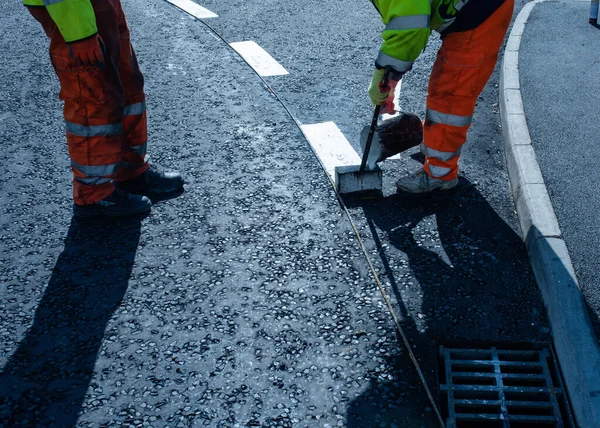 Roadworker Applying Thermoplastic Road Marking Freshly Laid Tarmac New Roundabout — Stock Photo, Image
