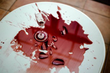 Kırık şarap kadehi