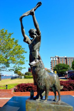 Savannah, Georgia 'daki ünlü el sallayan kız limana giren gemilere el sallıyor, uzun zamandır kayıp sevgilisinin gemide olmasını umuyor..